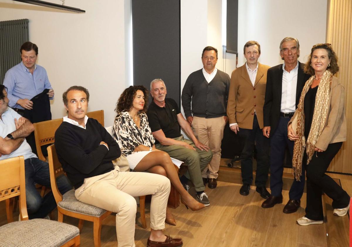 Tito Cueto-Felgueroso, presidente del Club Tenis Gijón, segundo por la derecha, antes de comenzar la asamblea anual de la entidad.