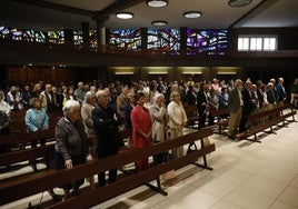 Decenas de gijoneses acudieron a la parroquia de los Carmelitas para asistir a la misa de acción de gracias de la Cocina Económica.