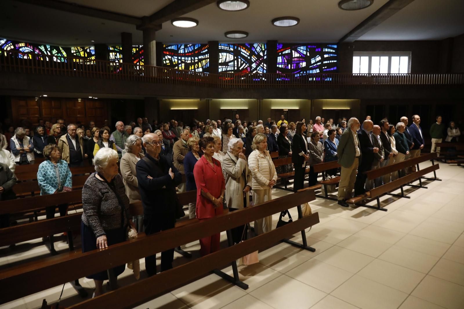 Decenas de gijoneses acudieron a la parroquia de los Carmelitas para asistir a la misa de acción de gracias de la Cocina Económica.