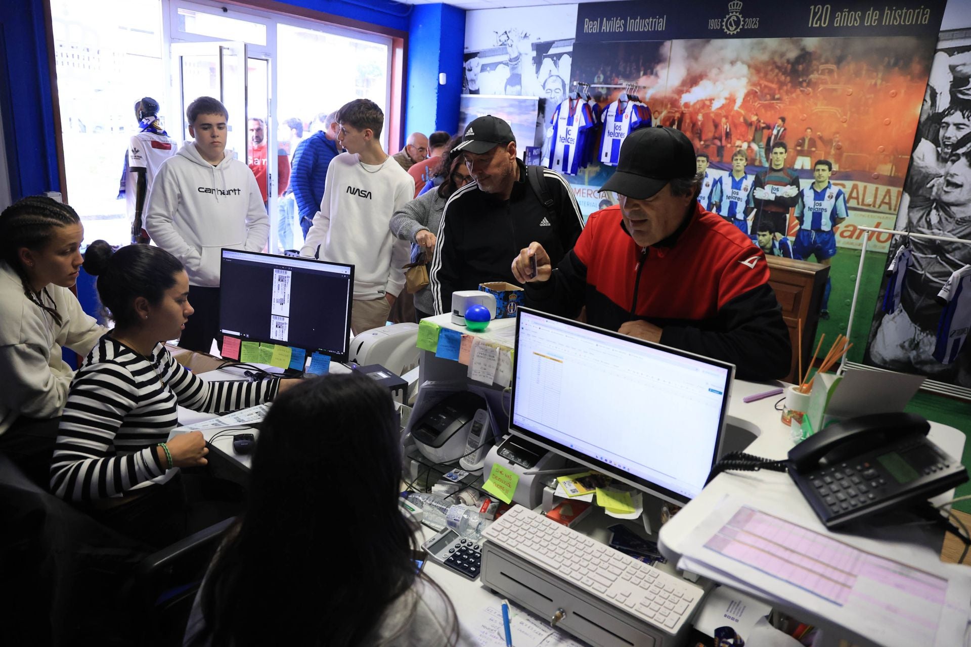 Locurón para hacerse con una entrada y animar al Real Avilés en el Suárez Puerta