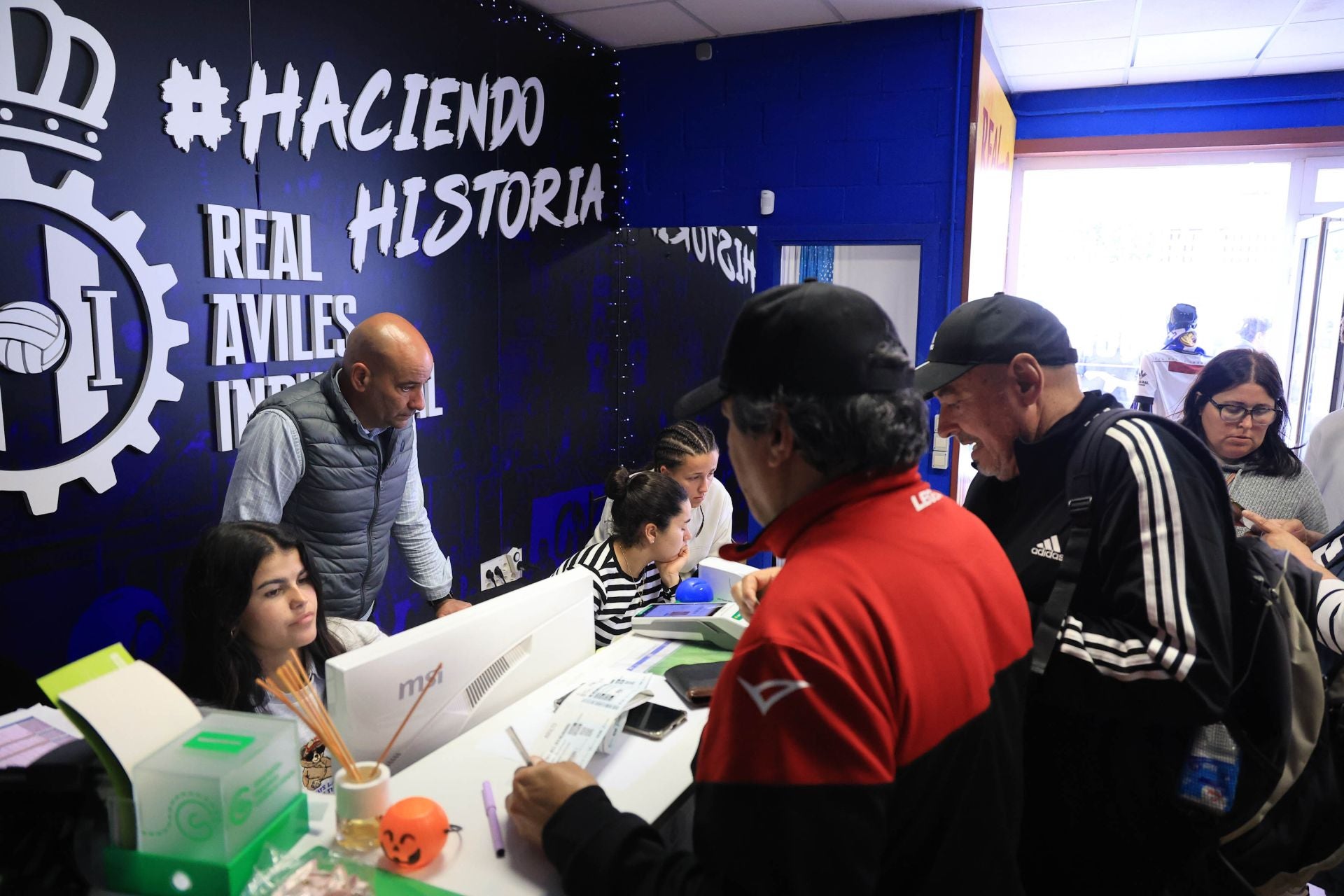 Locurón para hacerse con una entrada y animar al Real Avilés en el Suárez Puerta