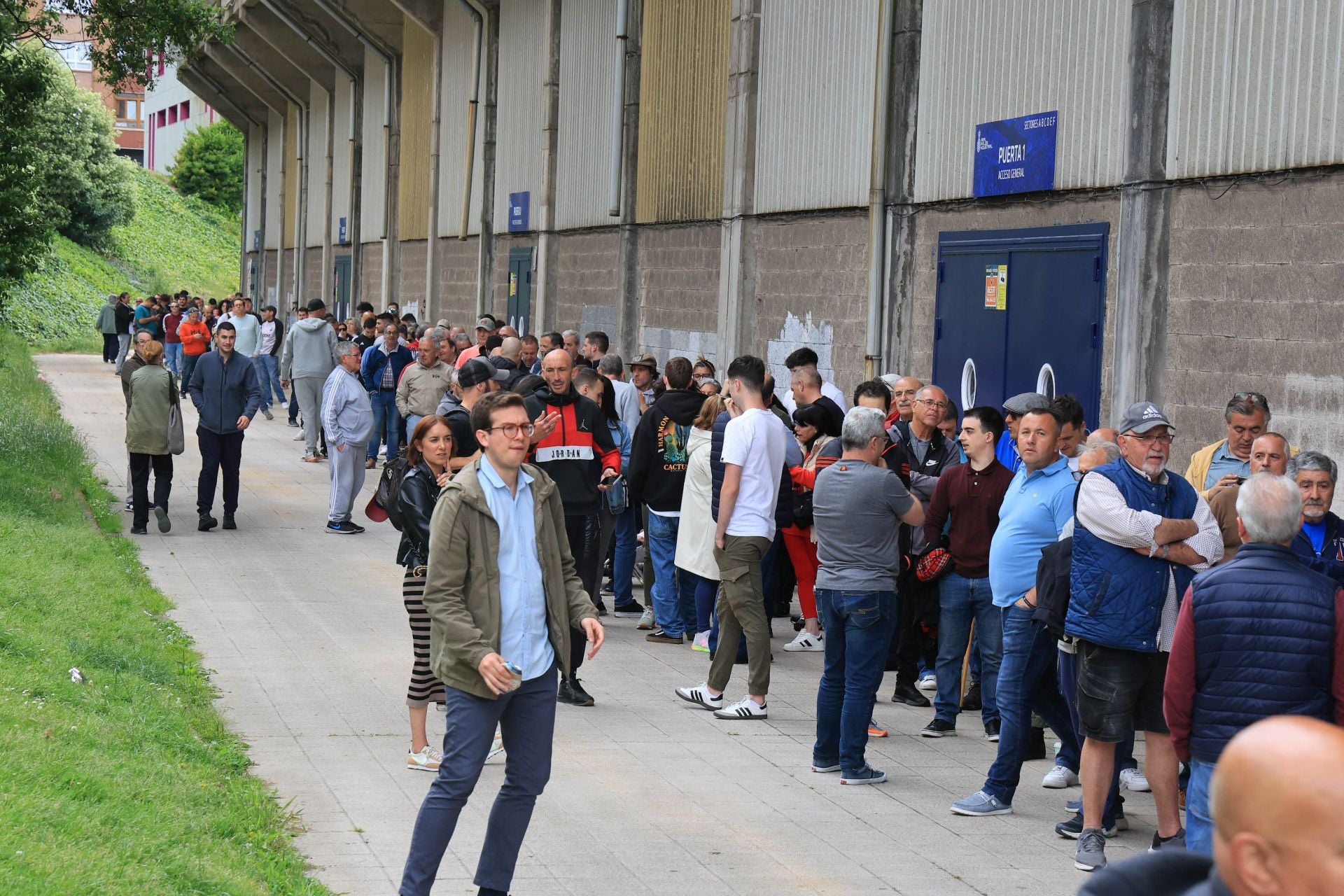 Locurón para hacerse con una entrada y animar al Real Avilés en el Suárez Puerta