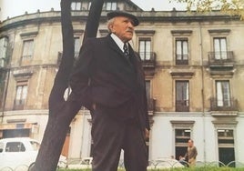 Nicanor Piñole, ante su casa de la Plaza de Europa de Gijón, en una imagen publicada en el libro de Ramón Faraldo publicado en 1973 por Editorial Naranco.