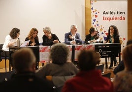 Andrea Moreno, Soraya Calvo, Ángeles Fal, Santiago García Granda, Mar González y Llarina González, antes del inicio de la charla.