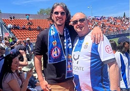 Javi Poves posa junto a Aurelio Fernández con una bufanda del Real Avilés.