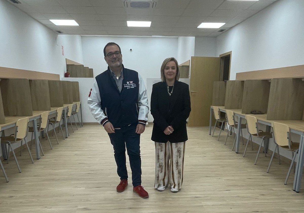 Roberto García y Marina Casero, en la nueva sala de estudios.