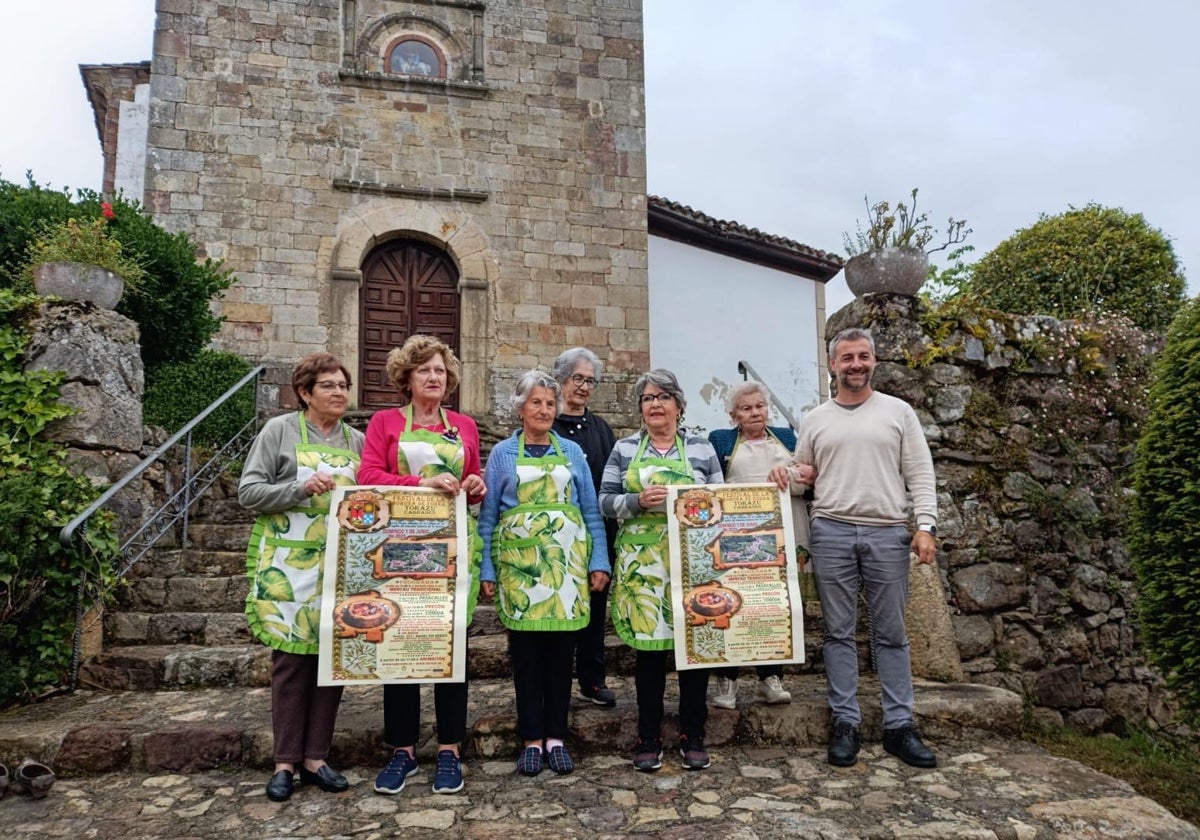 Aidé Costales, Josefina Prida, Carolina Fernández, Carmen Préstamo, Mayer Llavona y Amparo Fernández, con el alcalde de Cabranes