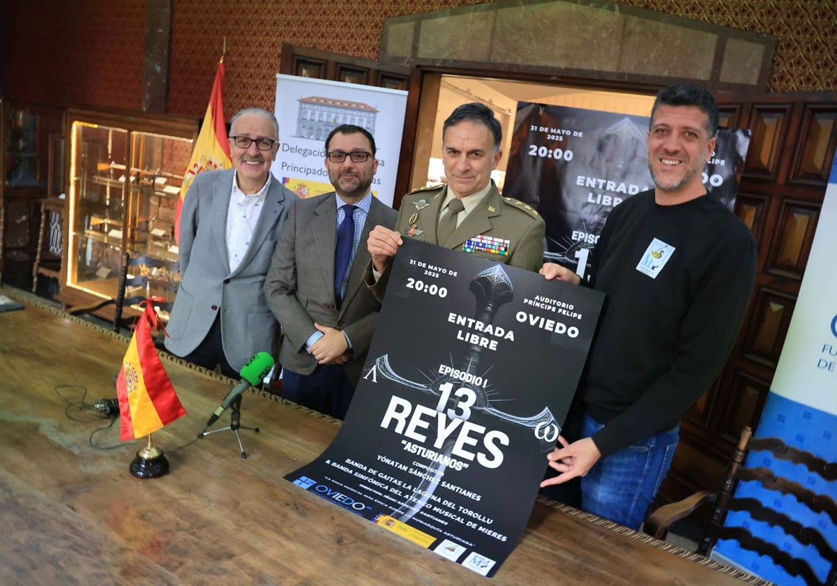 Por la izquierda, Pablo Álvarez, presidente del Ateneo Musical; el edil ovetense David Álvarez, el Coronel Juan Luis González y el músico Iñaki Santianes.