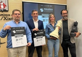 Toño Migoya, director de la Fundación Caja Rural de Gijón; Jorge Pañeda, concejal de Deportes; Patricia Riestra, jefa de la División de Promoción Deportiva del Patronato, y Nicolás González, promotor del concurso Pequeños Gigantes, en la presentación del torneo.
