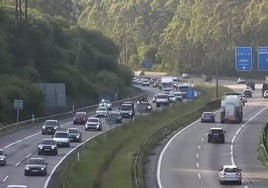 Una colisión de dos coches provoca atascos en la autopista 'Y'