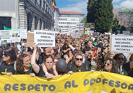 Concentración de los docentes asturianos en Oviedo.