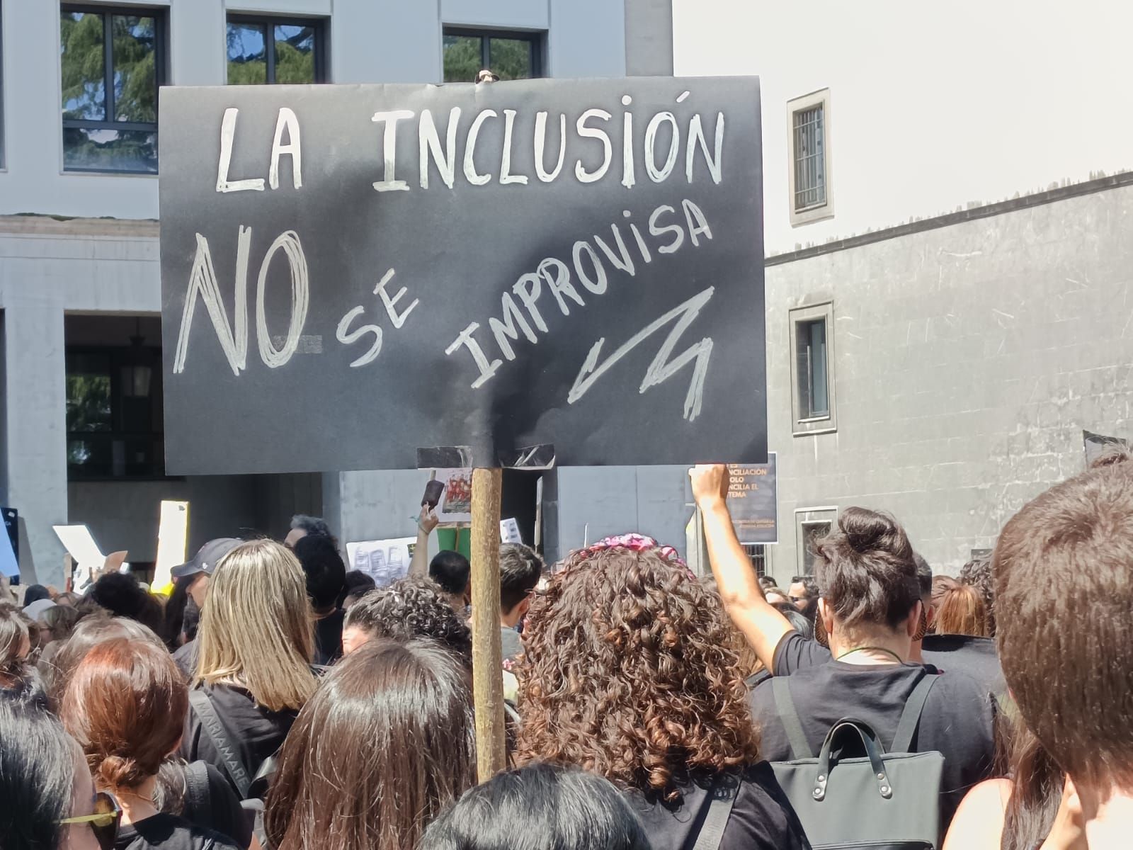 Masiva concentración de los docentes en Oviedo