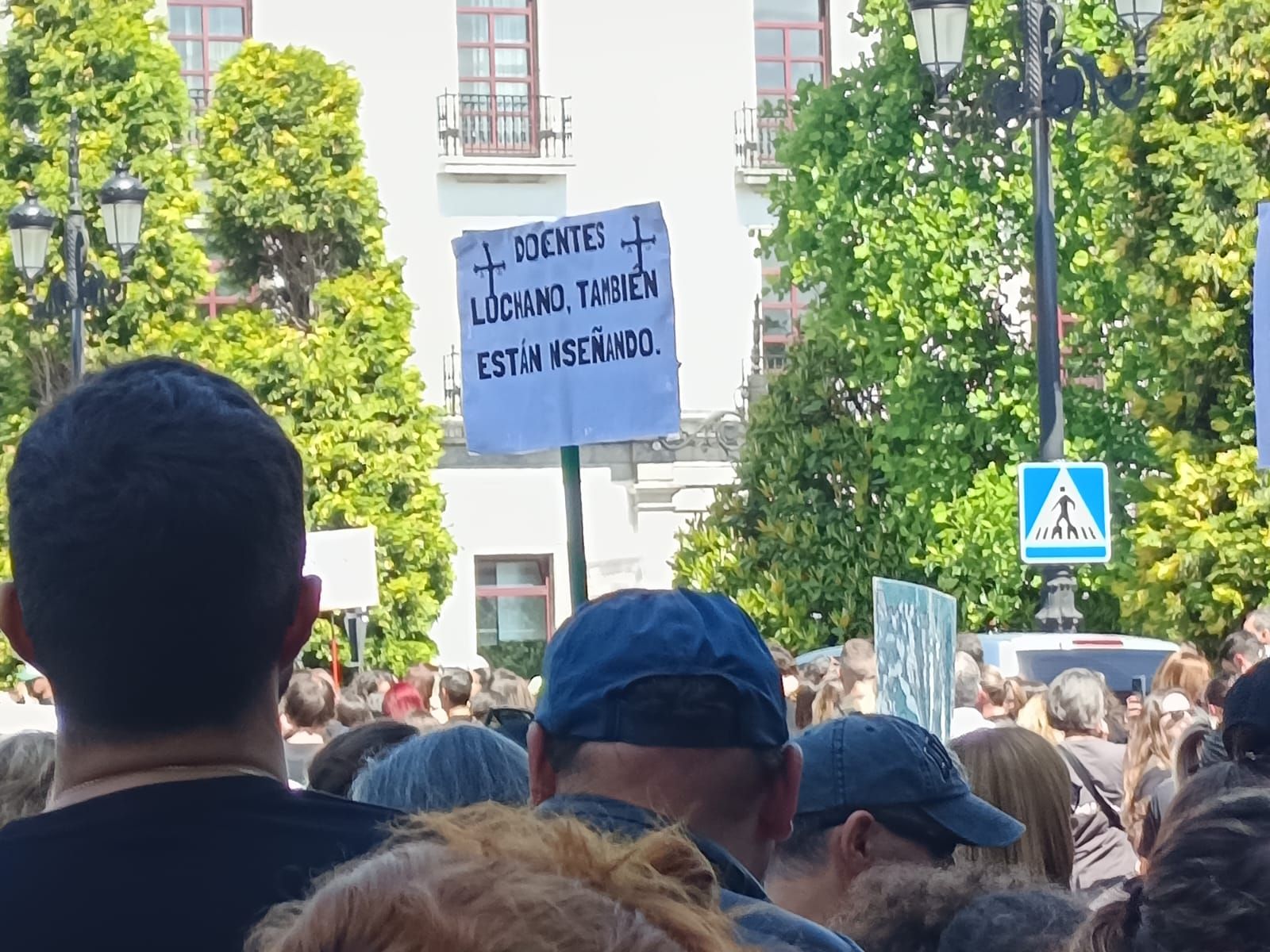 Masiva concentración de los docentes en Oviedo