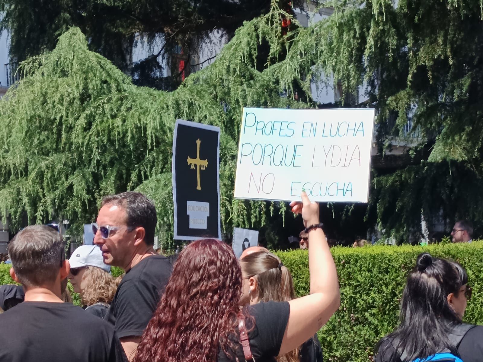 Masiva concentración de los docentes en Oviedo