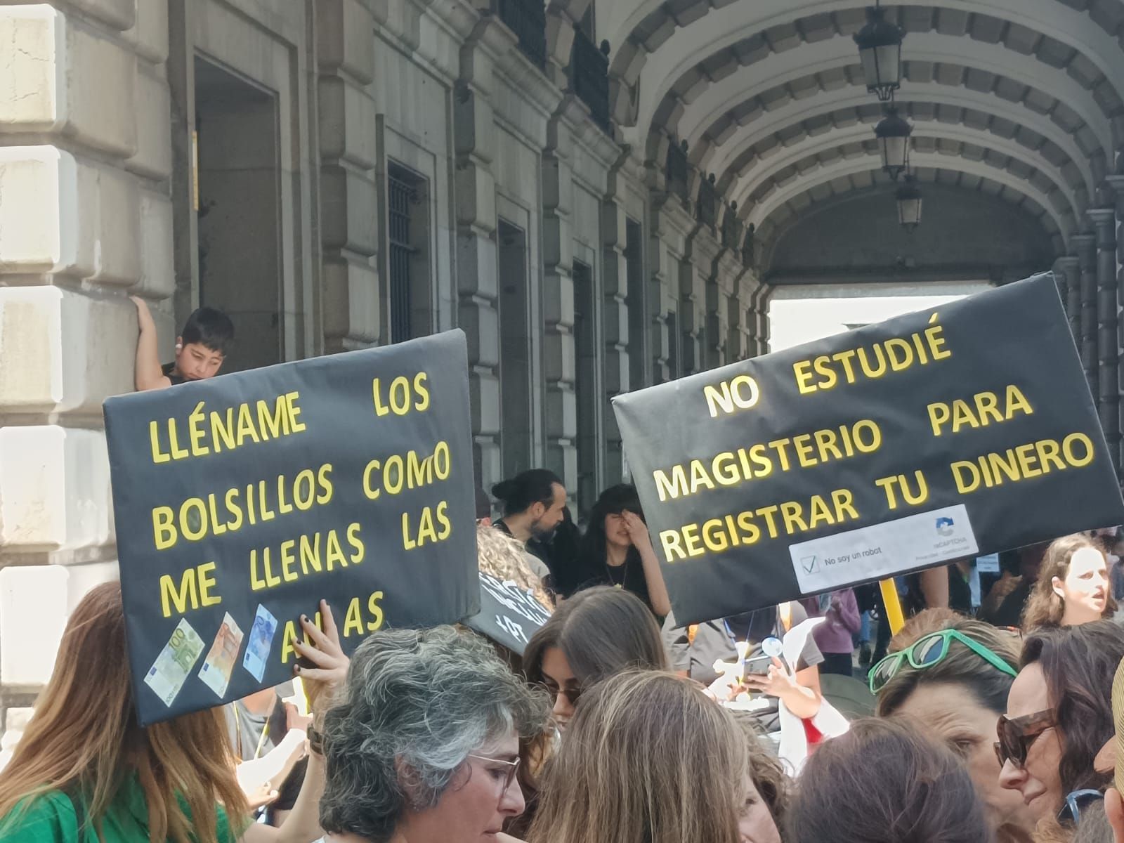 Masiva concentración de los docentes en Oviedo