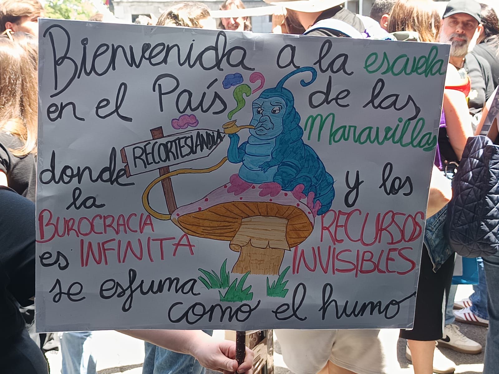 Masiva concentración de los docentes en Oviedo