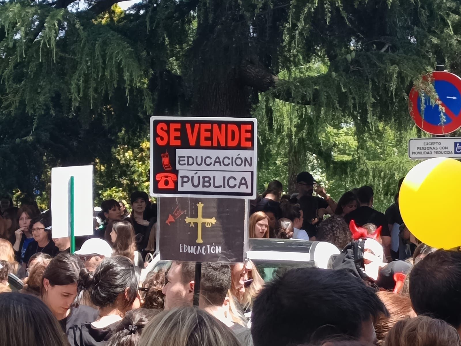 Masiva concentración de los docentes en Oviedo