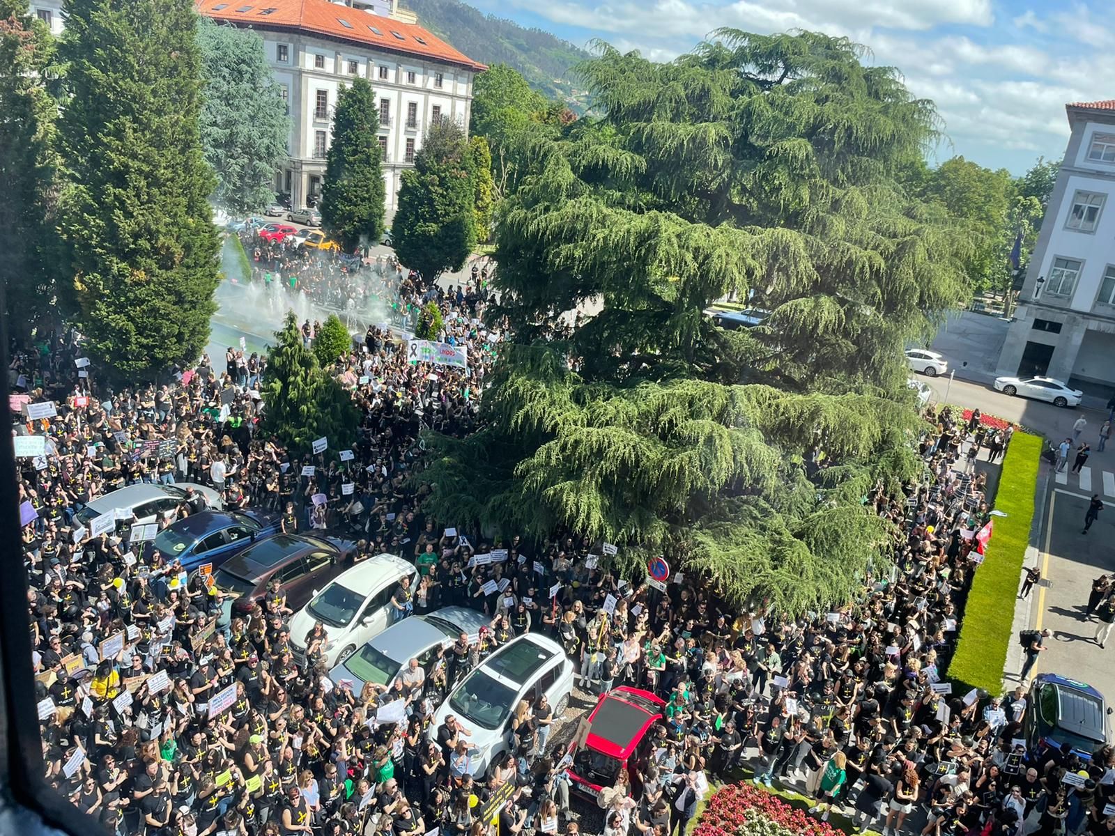 Masiva concentración de los docentes en Oviedo