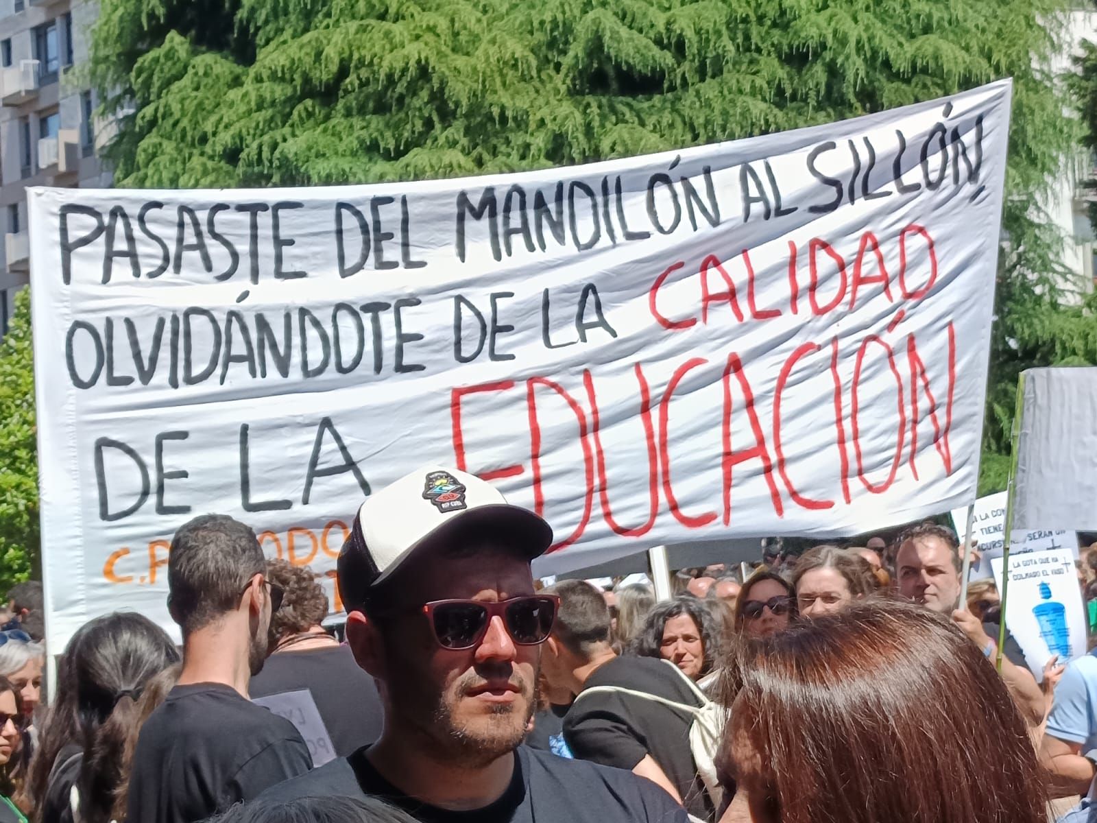 Masiva concentración de los docentes en Oviedo