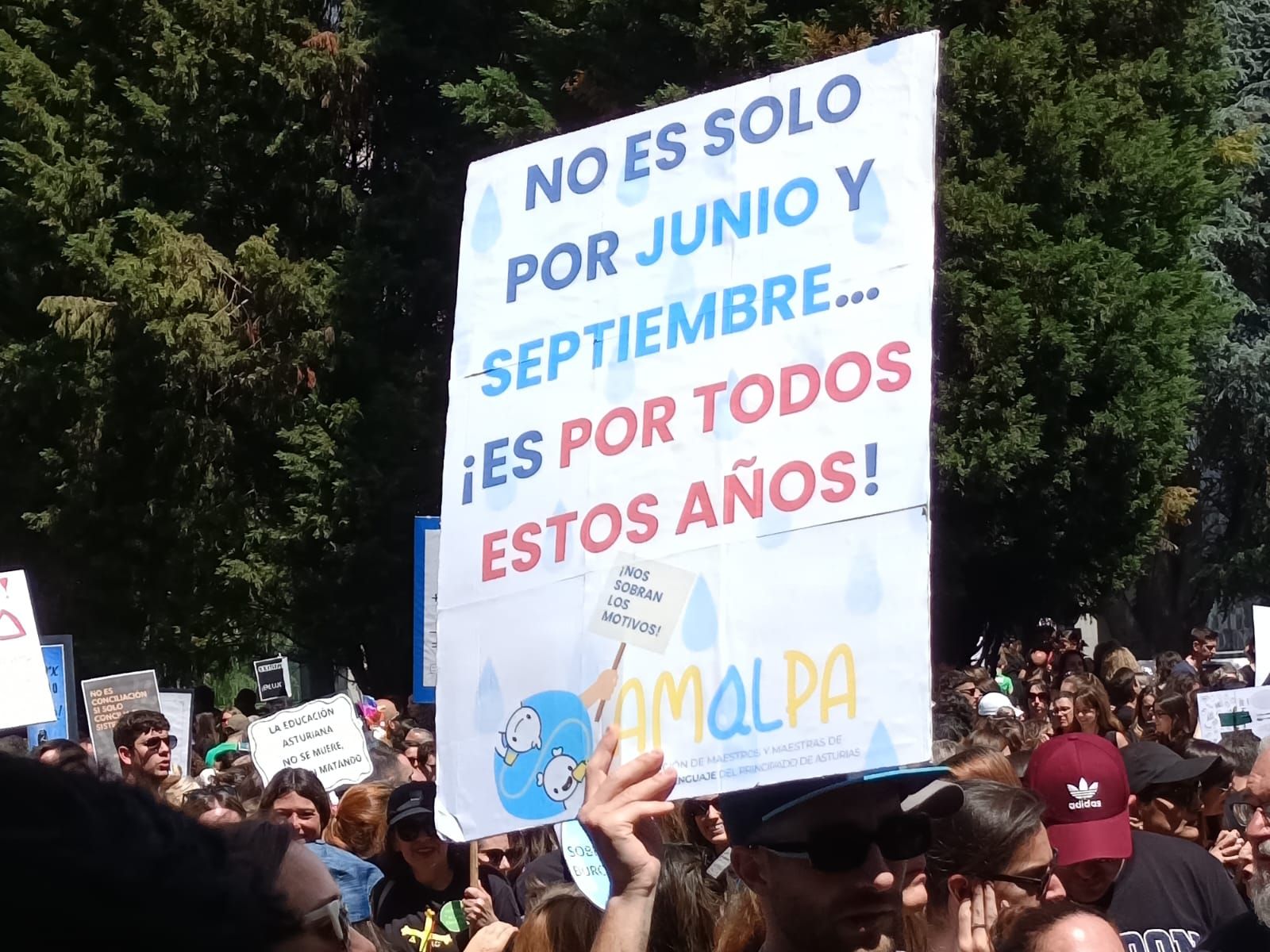 Masiva concentración de los docentes en Oviedo