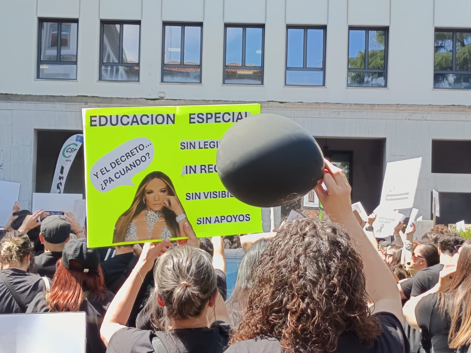 Masiva concentración de los docentes en Oviedo