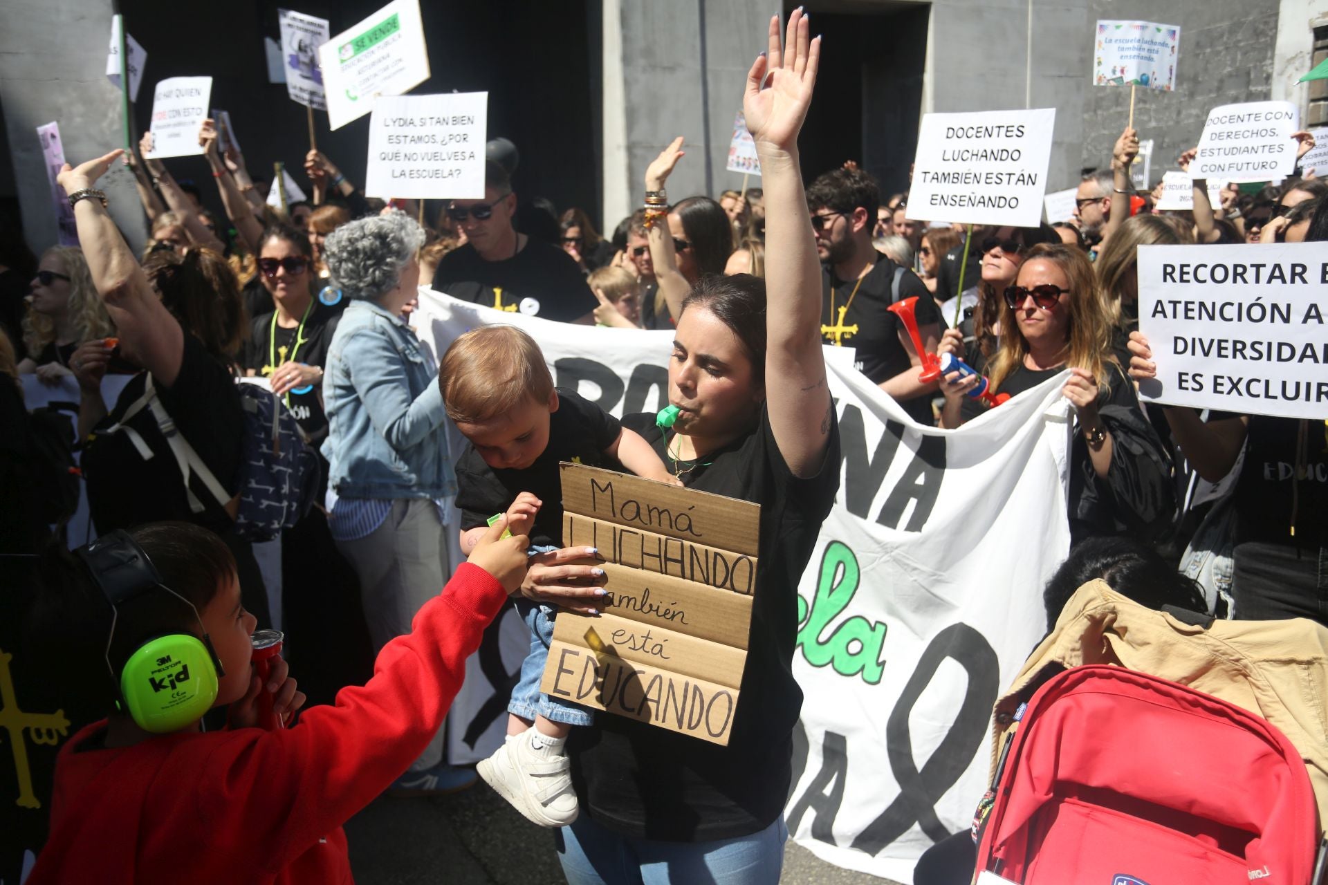 Masiva concentración de los docentes en Oviedo