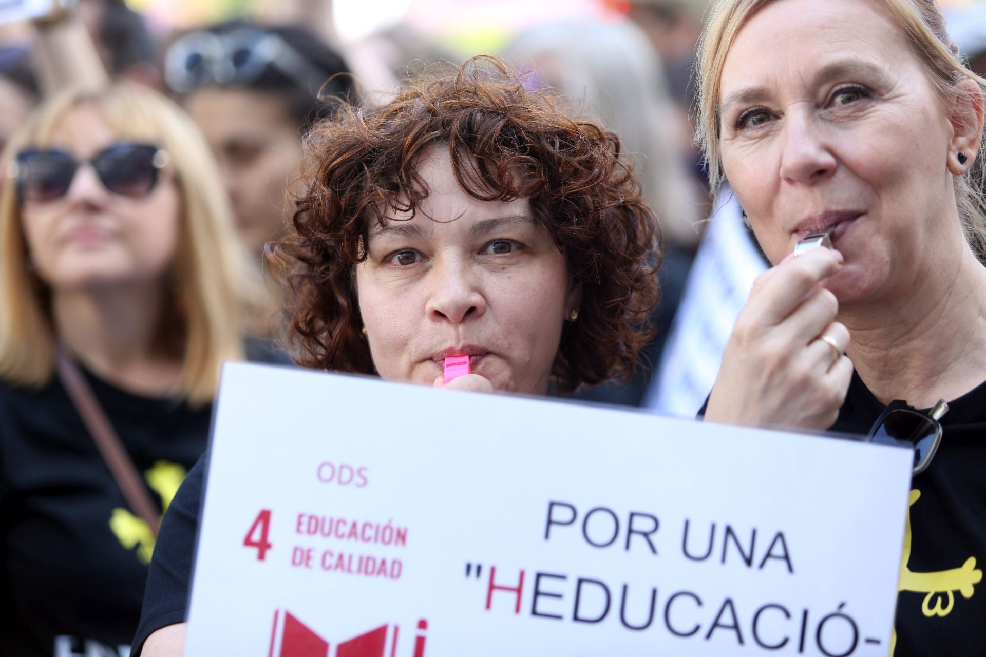 Masiva concentración de los docentes en Oviedo