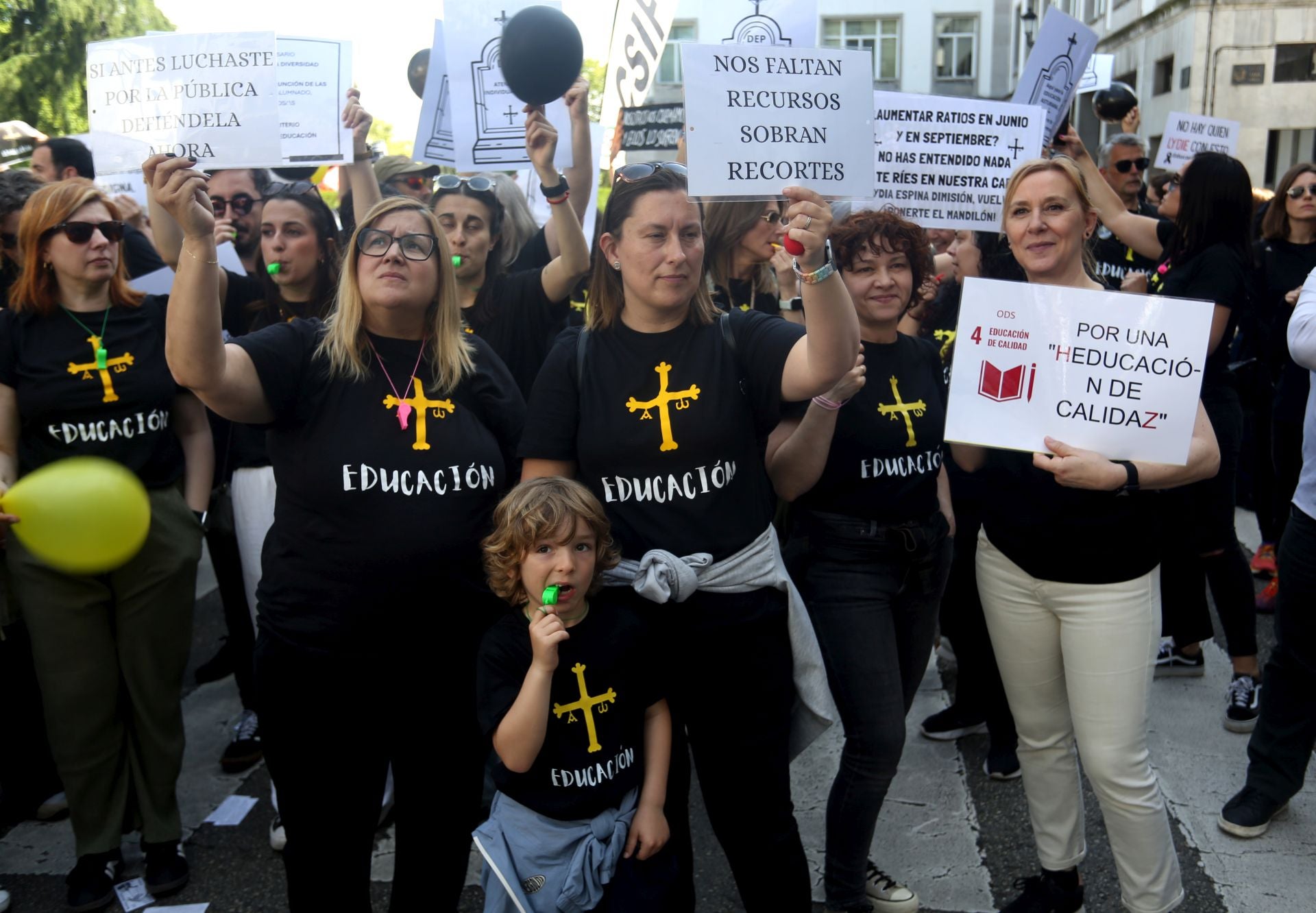 Masiva concentración de los docentes en Oviedo