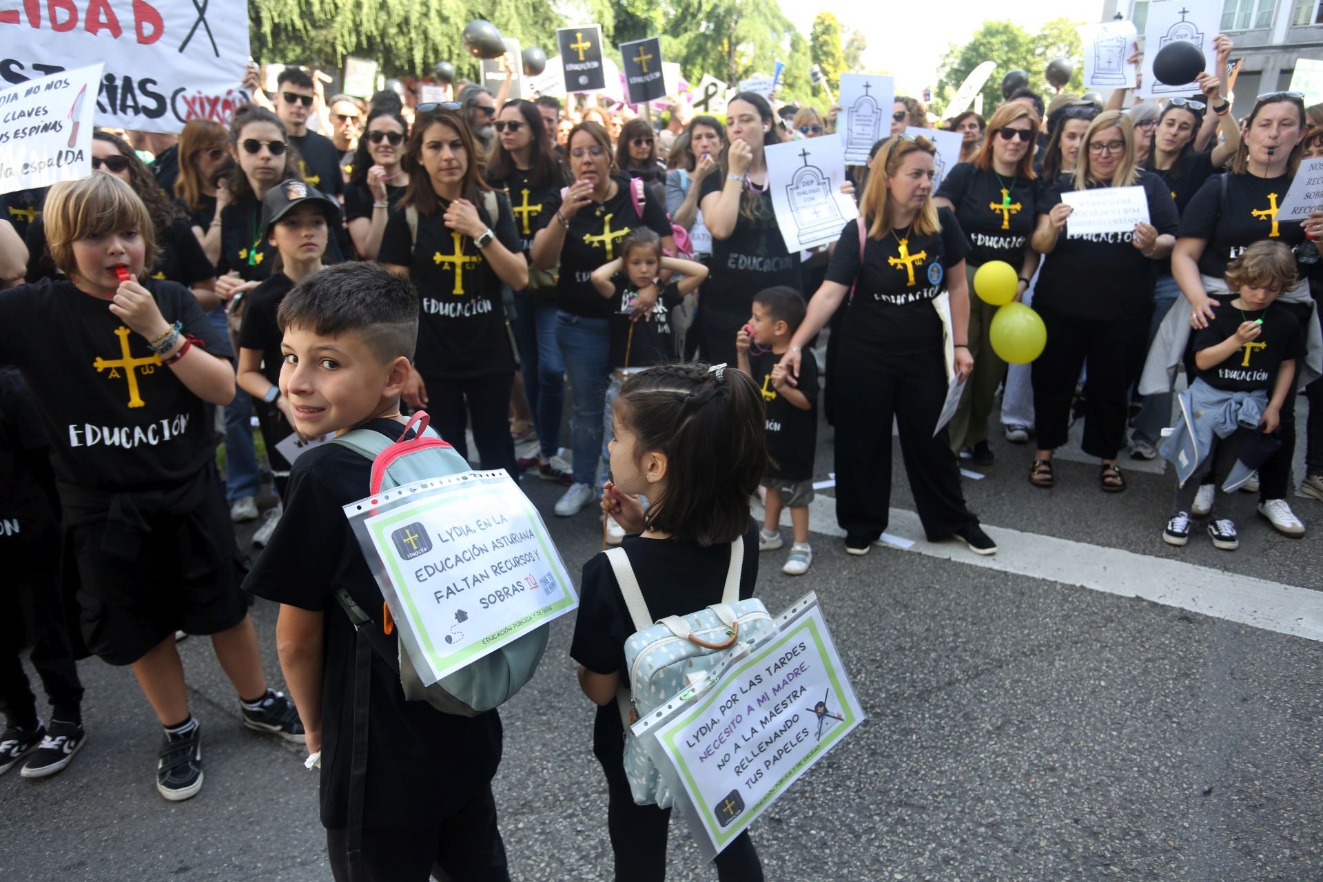 Masiva concentración de los docentes en Oviedo