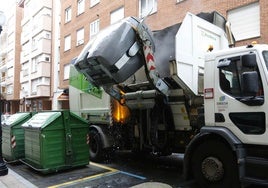 Un camión de Emulsa, recogiendo la basura.