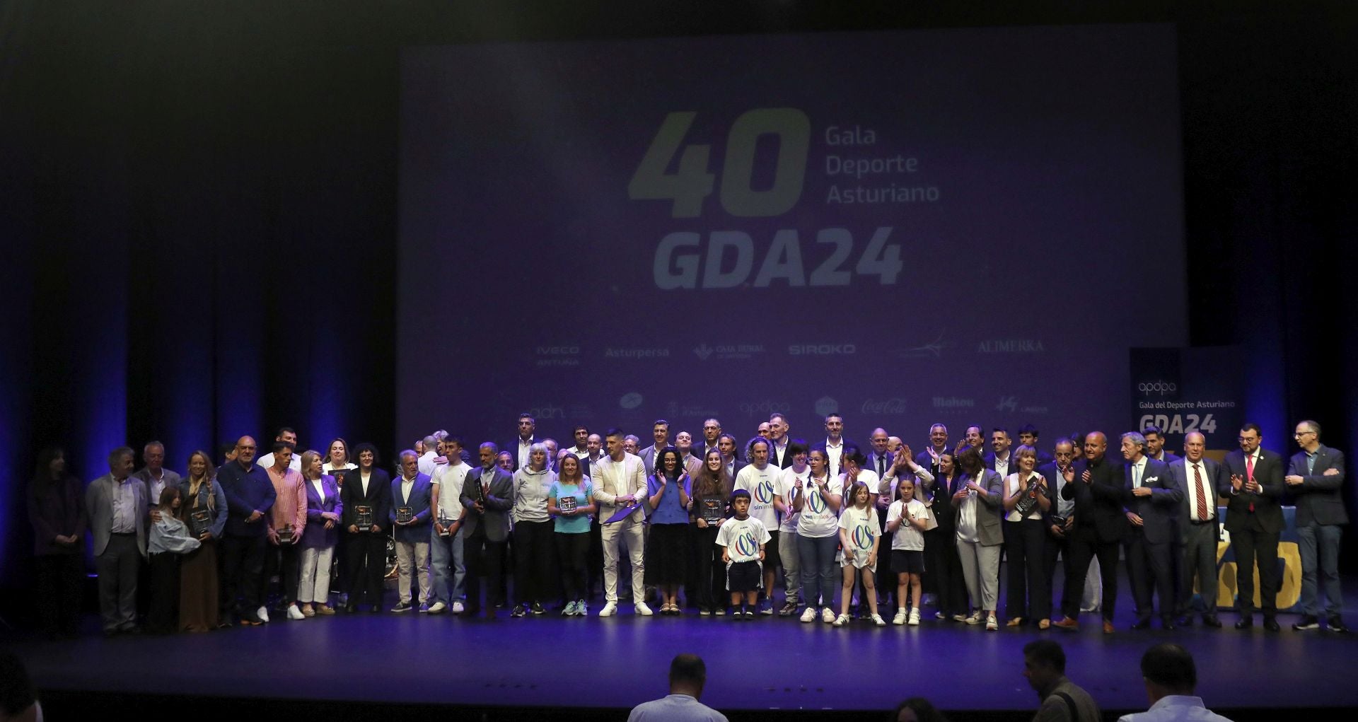 Foto de familia de premiados y organizadores de la Gala del Deporte Asturiano