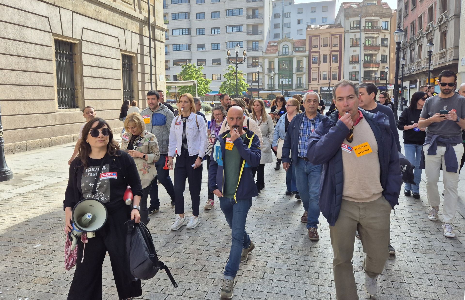 «Menos burocracia, más docencia»: así se vivió la protesta educativa en Gijón