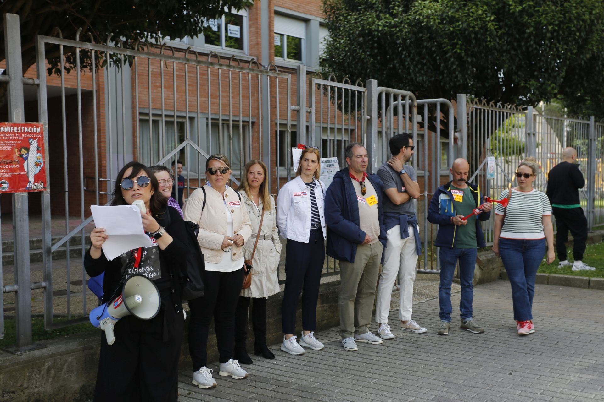 «Menos burocracia, más docencia»: así se vivió la protesta educativa en Gijón