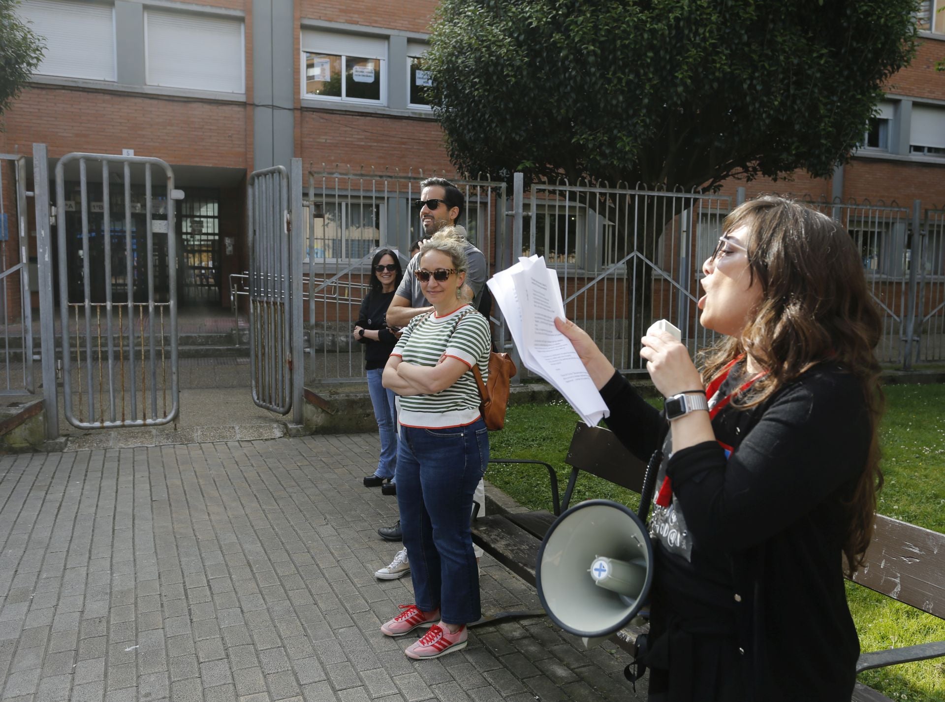«Menos burocracia, más docencia»: así se vivió la protesta educativa en Gijón