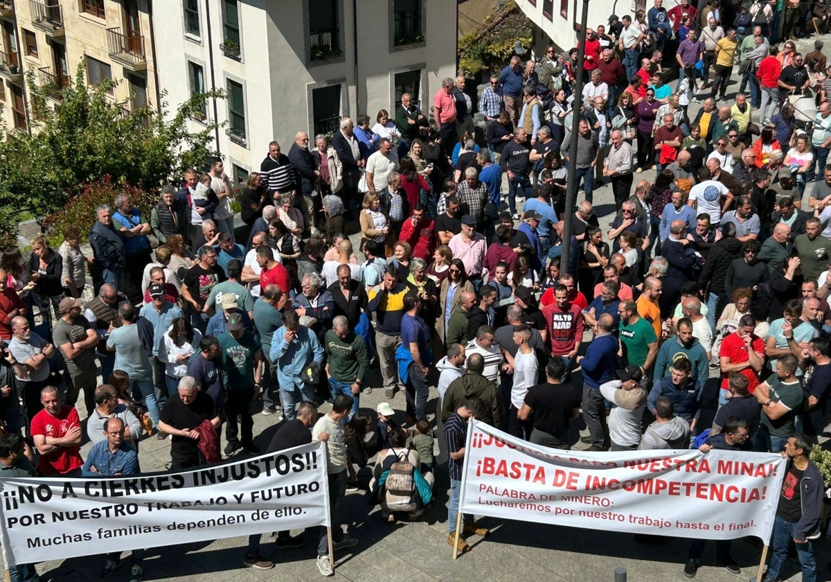 Concentración de los trabajadores y familiares afectados por la suspensión de la actividad en Vega de Rengos, hace unas semanas.