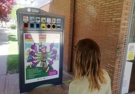 Un 'mini punto limpio' instalado en una superficie comercial.