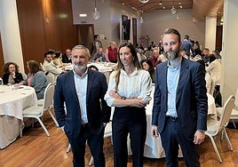 El gerente de Gijón Impulsa, Luis Díaz; la vicealcaldesa de Gijón, Ángela Pumariega, y el director de Visita Gijón, Daniel Martínez, este martes, en el Hotel Abba.