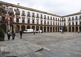 'Look' temporal. Las paredes de la plaza Mayor lucen de blanco.