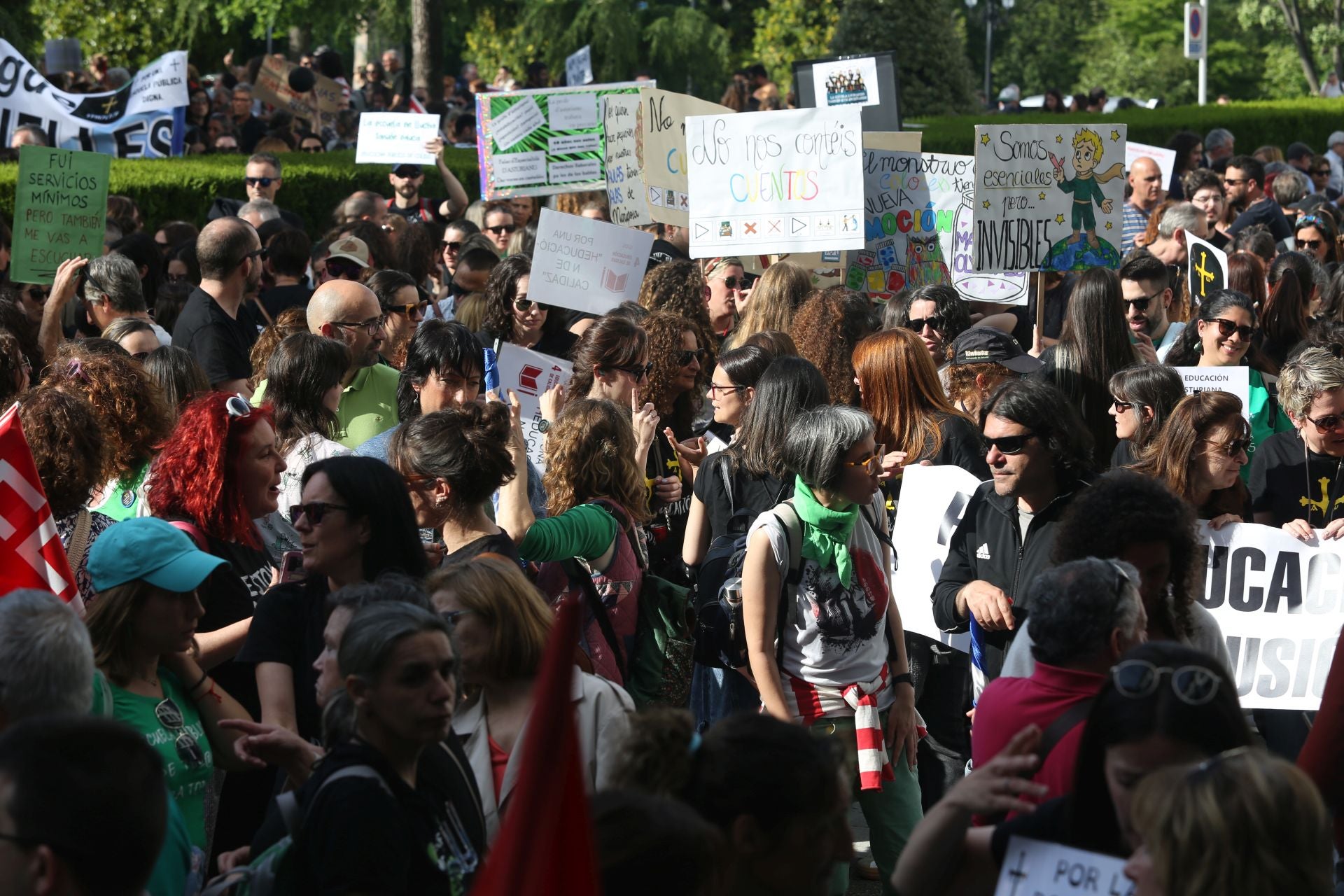 Masiva concentración de los docentes en Oviedo
