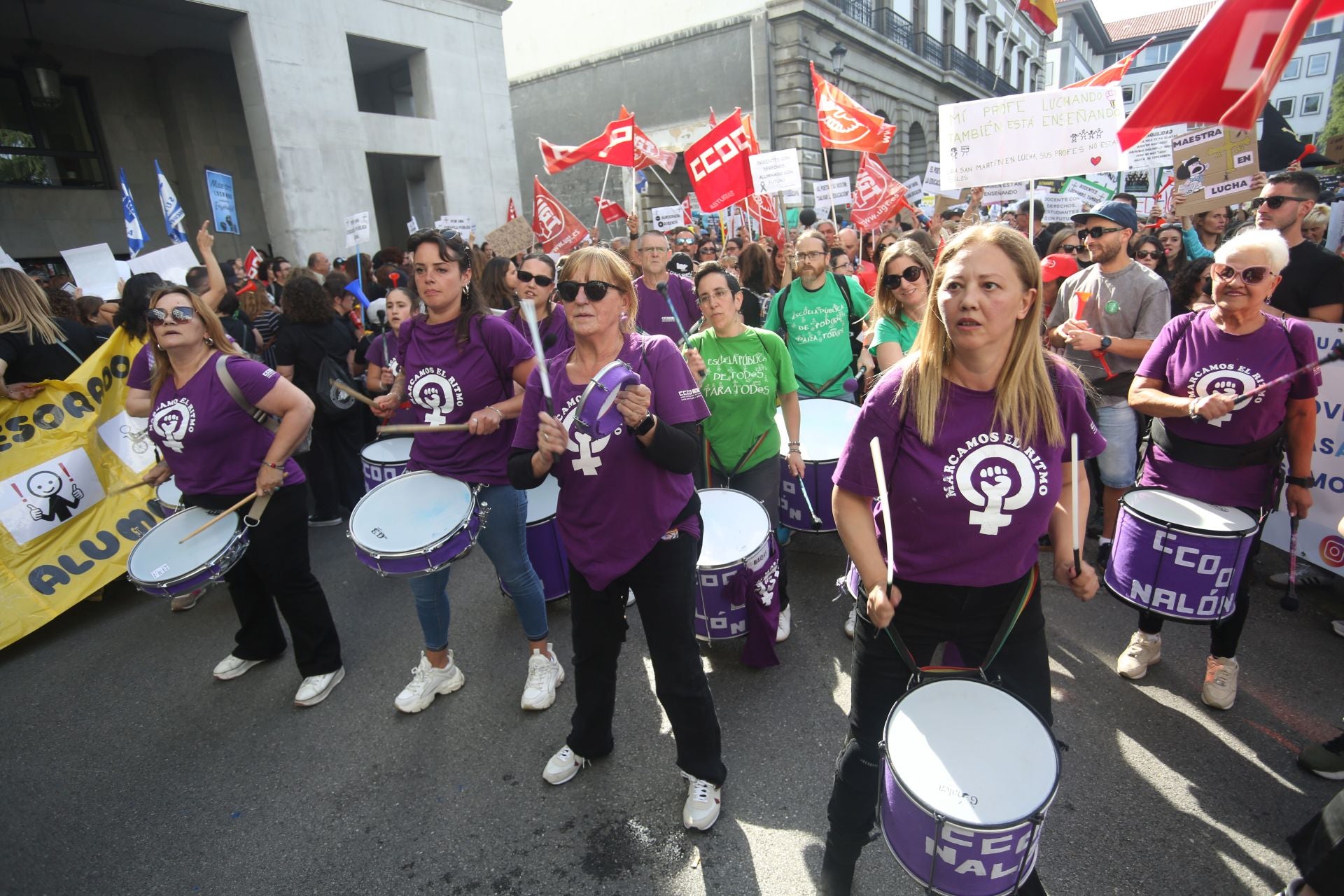 Masiva concentración de los docentes en Oviedo