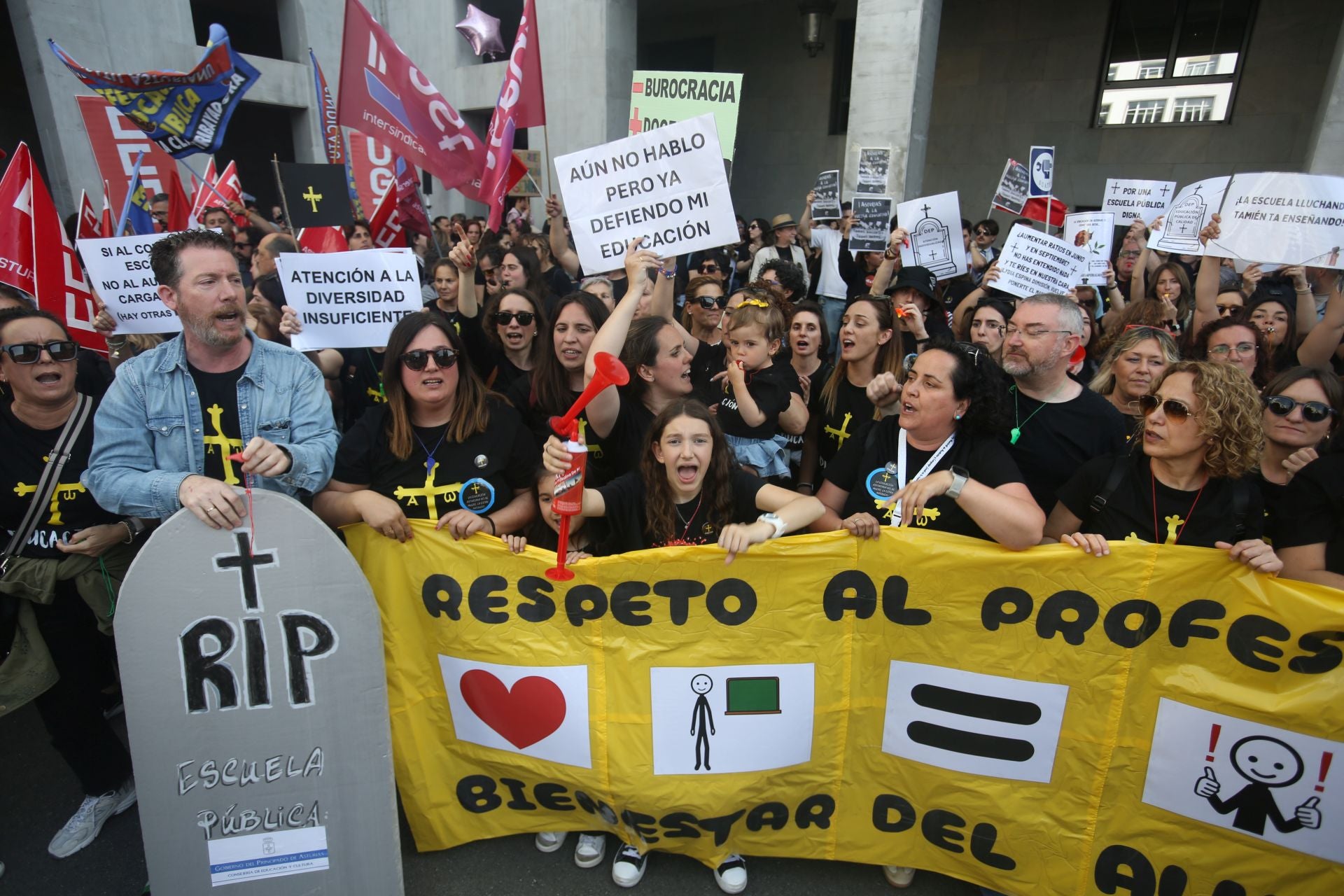 Masiva concentración de los docentes en Oviedo