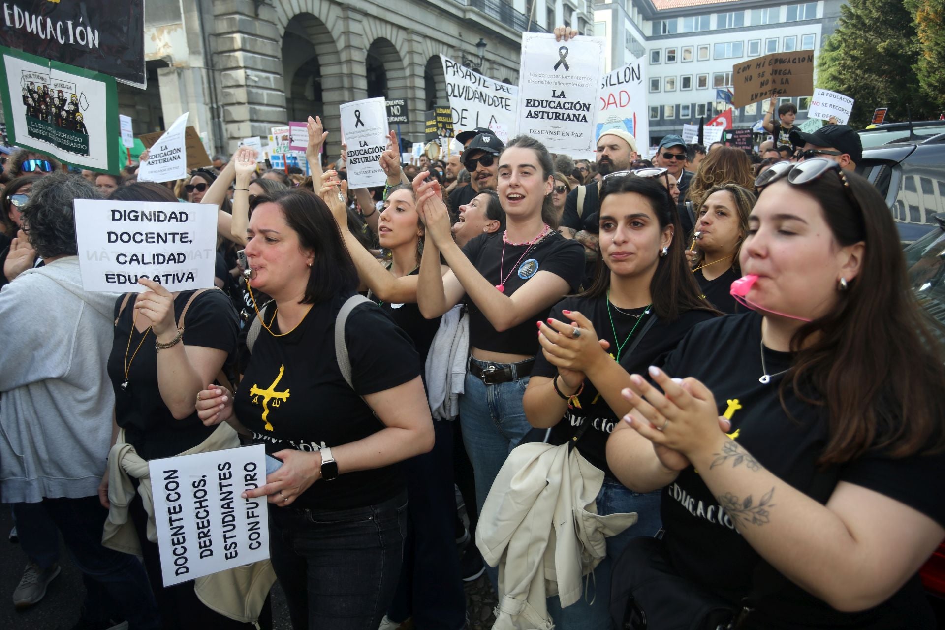 Masiva concentración de los docentes en Oviedo