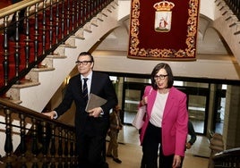 José Luis Barettino, director general del Puerto, y la presidenta, Nieves Roqueñí, esta mañana, a su llegada a la Casa Consistorial para reunirse con el Ayuntamiento.