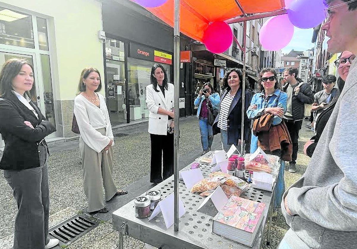Un centenar de estudiantes venden sus productos en el mercado de Pola de Siero