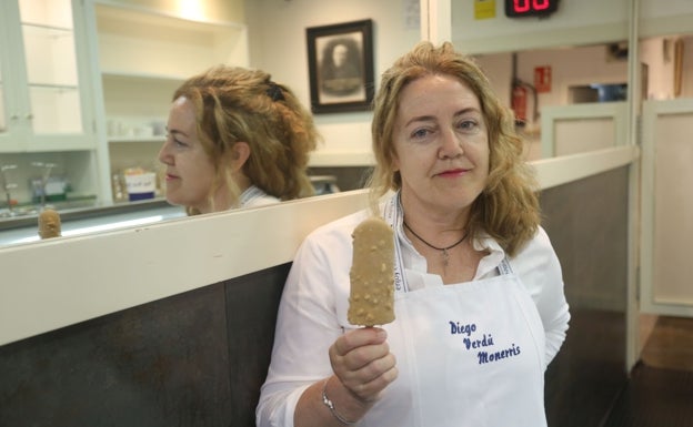 Blanca Rodríguez muestra un helado de Verdú.