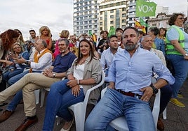 Carolina López junto a Santiago Abascal, en un mitin en Gijón.