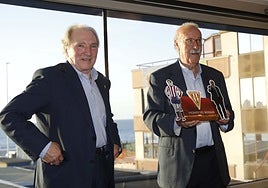 Del Bosque exhibe el trofeo entregado por Iñaki Churruca durante el emotivo acto celebrado este miércoles en Gijón.