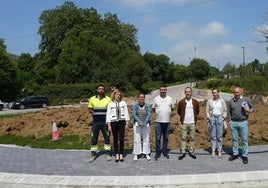 Autoridades y personal de las obras en la nueva rotonda.