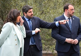 El presidente de Murcia, el popular Fernando López-Miras, señalando junto al asturiano Adrián Barbón, en una Conferencia de Presidentes de 2022.