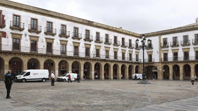 Imagen antes - Blanco o rojo, ¿qué color prefieren los gijoneses para su plaza Mayor?